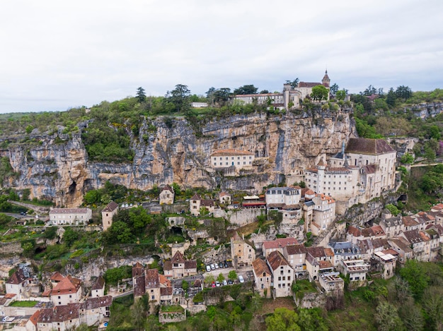 Widok z lotu ptaka na piękną wioskę Rocamadour w departamencie Lot na południowy zachód od Francji Jej Sanktuarium Najświętszej Maryi Panny od wieków przyciągało pielgrzymów
