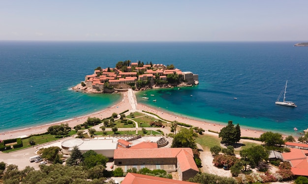 Widok Z Lotu Ptaka Na Piękną Wyspę Sveti Stefan W Budvie, Czarnogóra