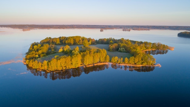 Widok z lotu ptaka na piękne jezioro rano
