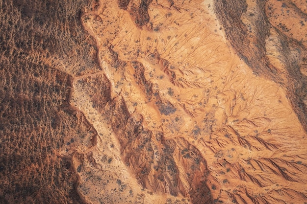 Zdjęcie widok z lotu ptaka na piękny krajobraz kanionu skazka w kirgistanie