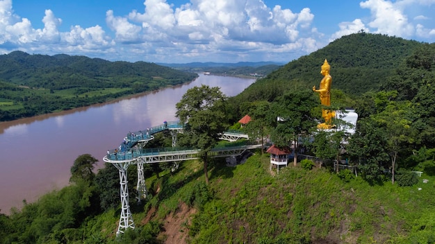 Widok z lotu ptaka na piękny most lub spacer po szklanym niebie to nowy punkt orientacyjny między Tajlandią a Laosem PDR w Phra Yai Phu Khok Ngio Chiang Khan Loei Prowincja Mekong Tajlandia