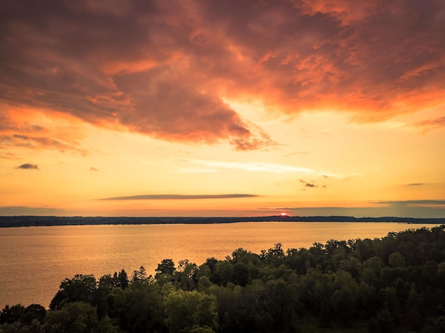 Widok z lotu ptaka na piękny zachód słońca nad jeziorem Owasco w Auburn w stanie Nowy Jork