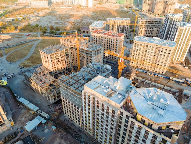 Widok z lotu ptaka na plac budowy budynków
