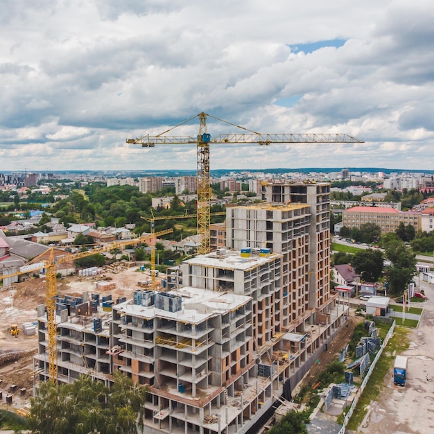 Widok z lotu ptaka na plac budowy mieszkania