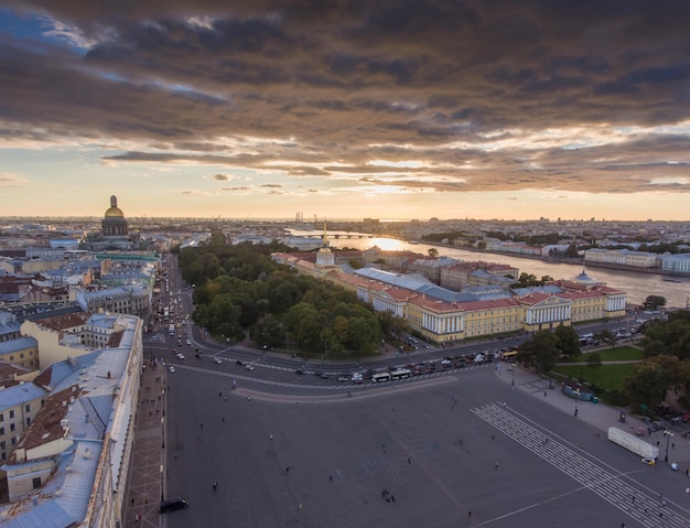 Widok z lotu ptaka na plac pałacowy o zachodzie słońca złota kopuła katedry św izaaka iglica admiralicji b...