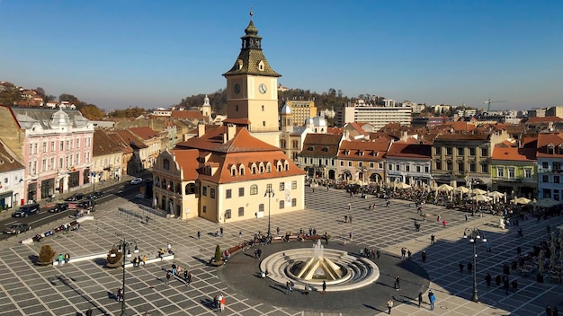 Widok z lotu ptaka na Plac Rady w Brasov Rumunia Stare centrum miasta z Muzeum Hrabstwa