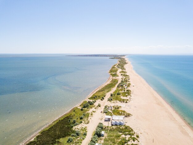 Widok z lotu ptaka na plat pomiędzy ujściem rzeki a Morzem Czarnym Piękna plaża i krystaliczna woda Soczi