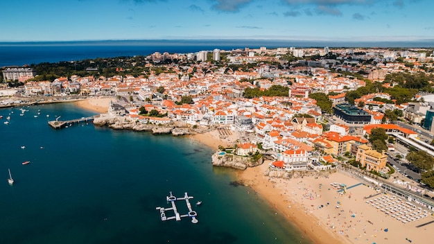 Widok z lotu ptaka na plaże Conceicao i Duquesa w Cascais Portugalia w letni dzień