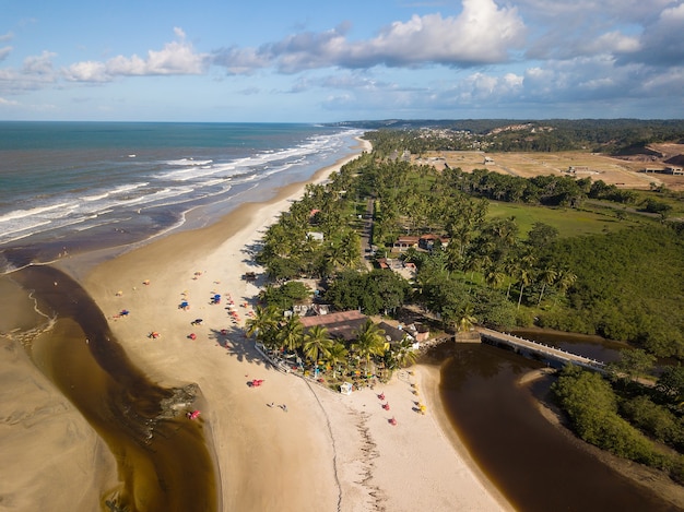 Widok z lotu ptaka na plażę Cururupe w Bahia w Brazylii.