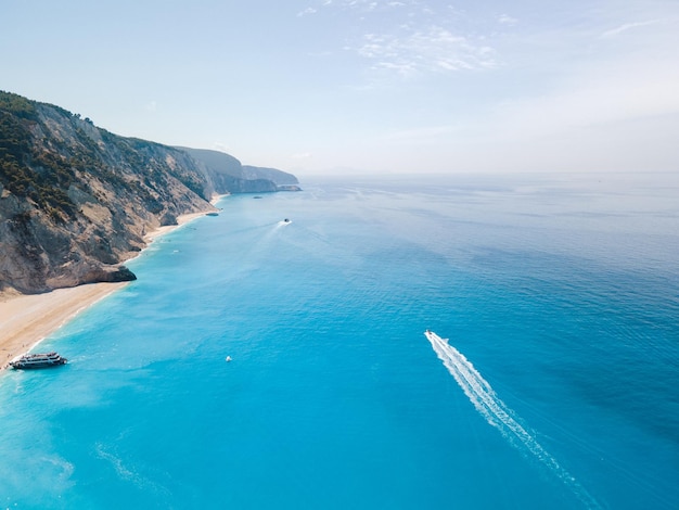 Widok z lotu ptaka na plażę Egremni na wyspie Lefkada w błękitnej wodzie