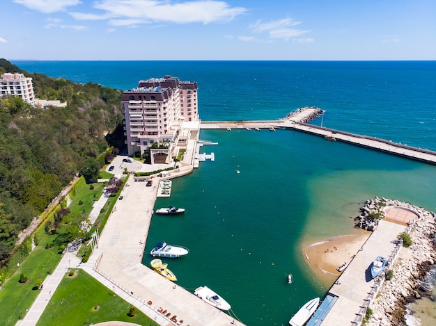 Widok z lotu ptaka na plażę i hotel w pobliżu Złotych Piasków, Zlatni Piasaci