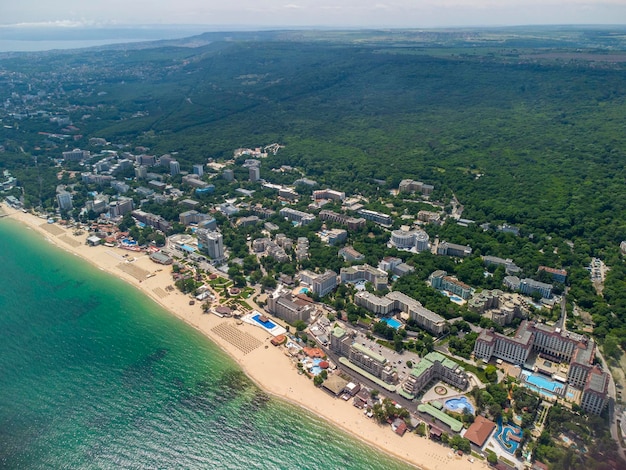 Widok z lotu ptaka na plażę i hotele w Złotych Piaskach Zlatni Piasaci Warna Bułgaria