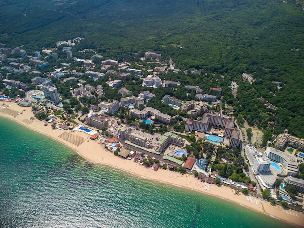 Widok z lotu ptaka na plażę i hotele w Złotych Piaskach Zlatni Piasaci Warna Bułgaria