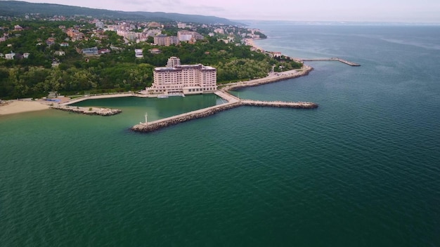 Widok z lotu ptaka na plażę i hotele w Złotych Piaskach Zlatni Piasaci Warna Bułgaria