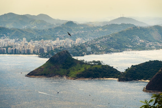 Widok z lotu ptaka na plaże Icarai i Sao Francico Ogrom miasta Niteroi Rio de Janeiro Brazylia w tle Zatoka Guanabara Eva Adao i plaża Apple na pierwszym planie Słoneczny świt