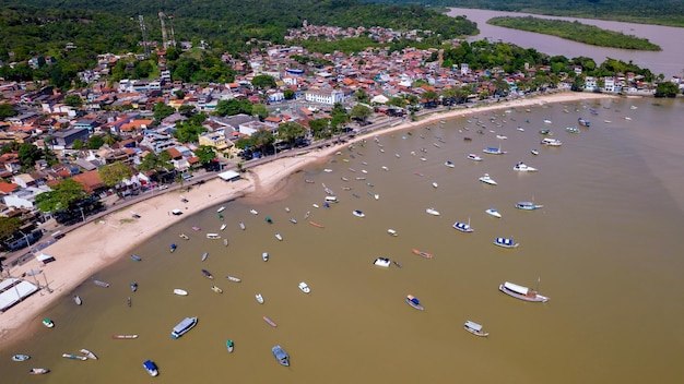 Widok z lotu ptaka na plażę Itacare Bahia Brazylia Wioska z łodziami rybackimi i roślinnością