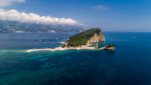Widok z lotu ptaka na plażę na Morzu Adriatyckim.