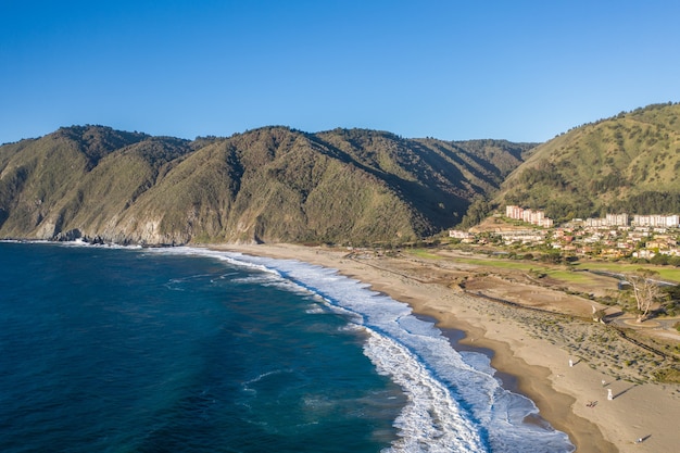 Widok z lotu ptaka na plażę Playa Grande w Quintay, Chile