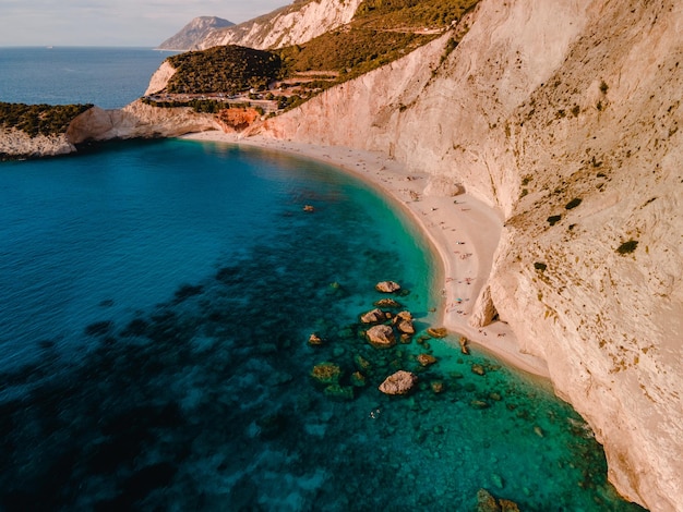 Widok z lotu ptaka na plażę porto katsiki na wyspie lefkada w Grecji letnie wakacje