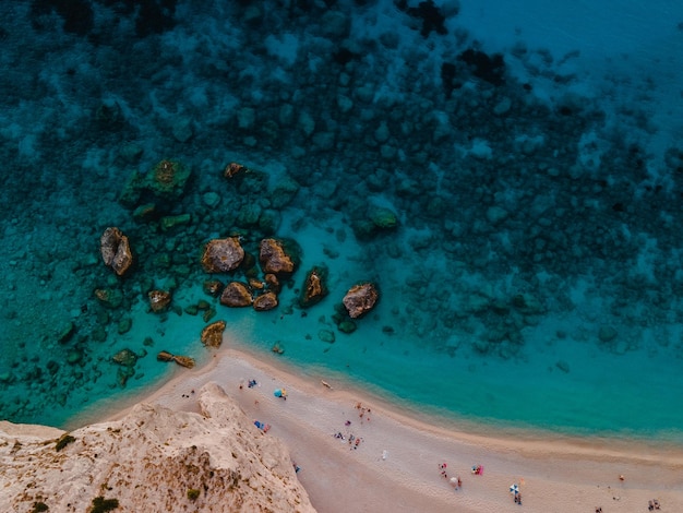 Widok z lotu ptaka na plażę porto katsiki na wyspie lefkada w Grecji letnie wakacje