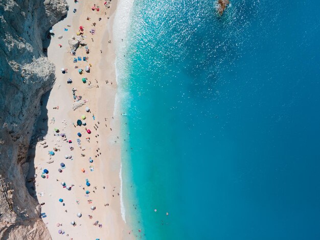 Widok z lotu ptaka na plażę Porto Katsiki na wyspie Lefkada