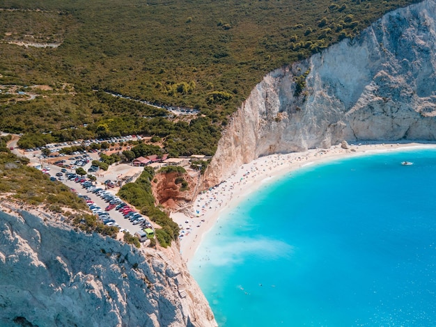 Widok z lotu ptaka na plażę Porto Katsiki na wyspie Lefkada