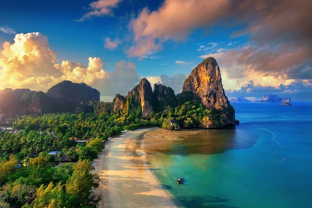 Widok z lotu ptaka na plażę Railay w Krabi, Tajlandia.