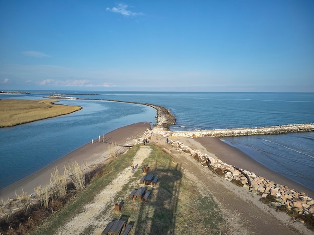 Widok z lotu ptaka na plażę Rosolina Mare w Veneto (Włochy) zaczerpnięty z drona, gdzie na horyzoncie widać plażę i morze.