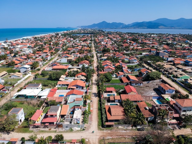 Widok z lotu ptaka na plażę Saquarema i ItaÃºna w Rio de Janeiro. Słynie z fal i kościoła na szczycie wzgórza. Słoneczny dzień. zdjęcie z drona.