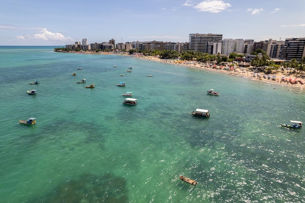 Widok z lotu ptaka na plaże w Maceio, Alagoas, północno-wschodni region Brazylii.