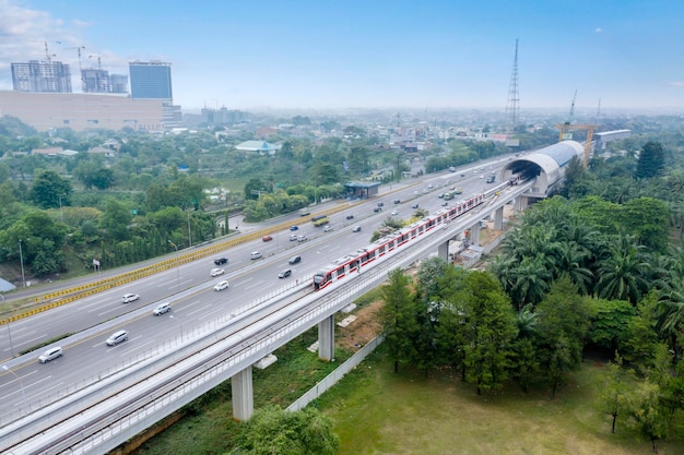 Widok z lotu ptaka na pociąg LRT obok autostrady