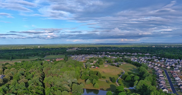 Widok Z Lotu Ptaka Na Podmiejskie Domy Boiling Springs, Małe Miasteczko Mieszkalne