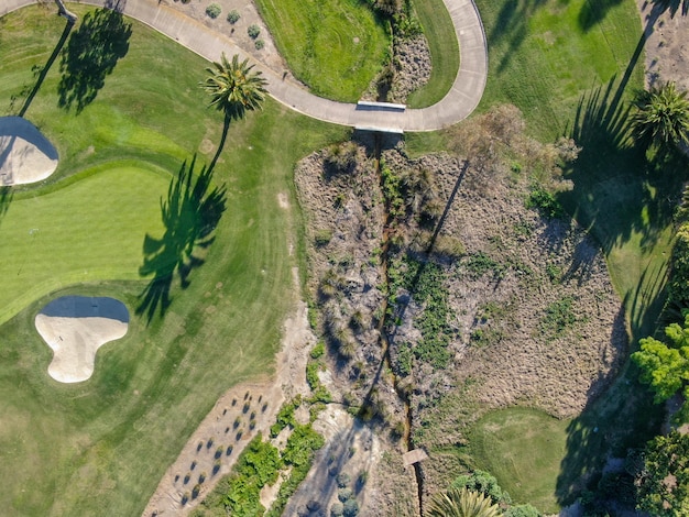 Widok z lotu ptaka na pole golfowe. Duże i zielone pole golfowe w południowej Kalifornii. USA