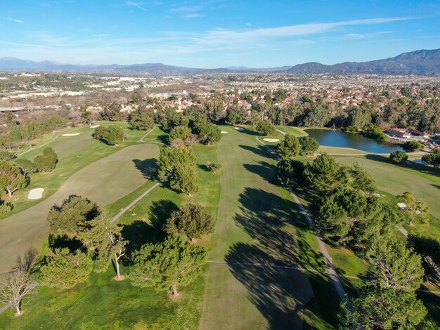Widok z lotu ptaka na pole golfowe z zielonym polem w dolinie Zielona murawa scenerii Temecula California