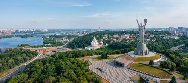 Widok z lotu ptaka na pomnik Matki Ojczyzny w Kijowie