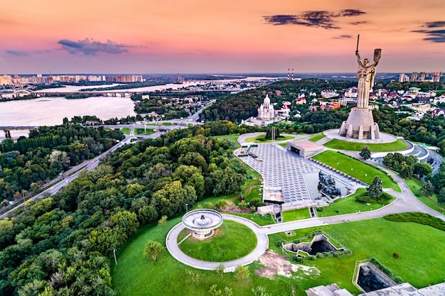Widok z lotu ptaka na Pomnik Ojczyzny i Muzeum II Wojny Światowej w Kijowie, stolicy Ukrainy