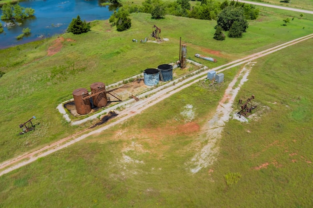 Widok z lotu ptaka na pompę olejową na szeroko otwartej prerii w stanie Oklahoma w USA, pompowanie pompy szybu naftowego