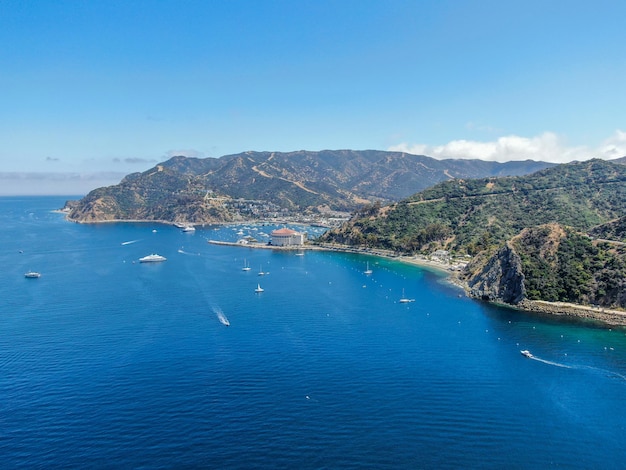 Widok z lotu ptaka na port Avalon na wyspie Santa Catalina w USA