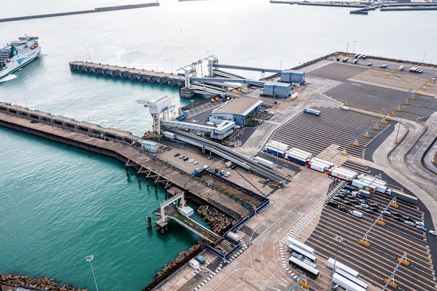 Widok z lotu ptaka na port i ciężarówki zaparkowane obok siebie w Dover w Wielkiej Brytanii