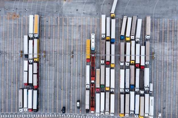 Widok Z Lotu Ptaka Na Port I Ciężarówki Zaparkowane Obok Siebie W Dover W Wielkiej Brytanii