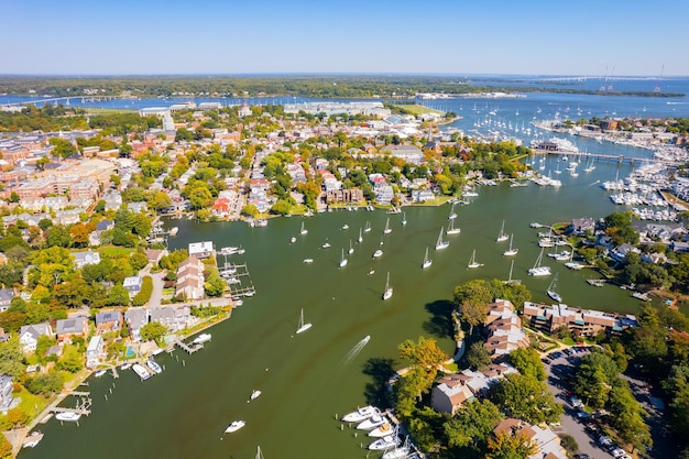 Zdjęcie widok z lotu ptaka na port maryland ze statkami i łodziami w annapolis, maryland, stany zjednoczone