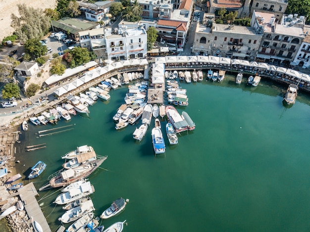 Widok z lotu ptaka na port morski i Stare Miasto w Kyrenii Girne to miasto na północnym wybrzeżu Cypru 2020