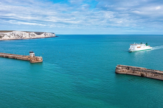 Widok z lotu ptaka na port w Dover z wieloma promami