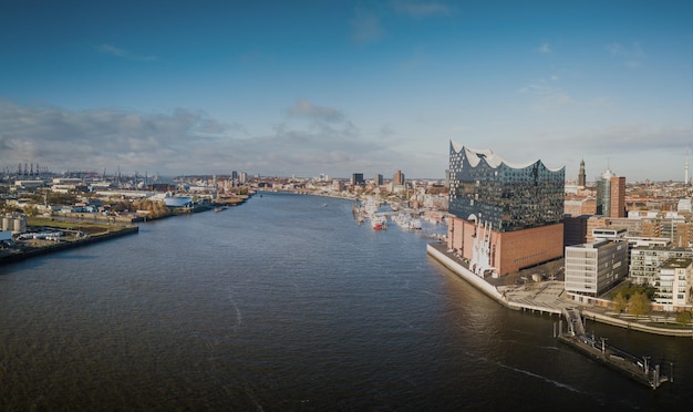 Widok z lotu ptaka na port w Hamburgu z Elbphilharmonie