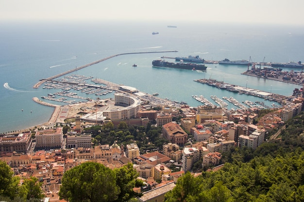 Widok z lotu ptaka na port w Salerno. Włochy