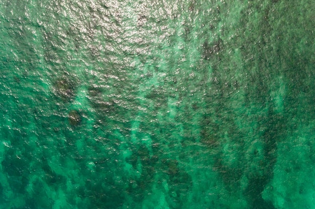 Widok z lotu ptaka na powierzchnię morza Widok z lotu ptaka zdjęcie fal i tekstury powierzchni wody Zielone tło morza Piękna przyroda Niesamowity widok tła morza