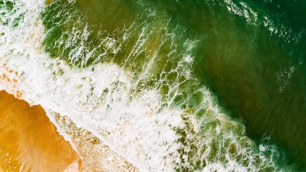 Widok z lotu ptaka na powierzchnię morza Zdjęcie fal i tekstury powierzchni wody z lotu ptakaNiesamowite fale morskie rozbijające się na tle plażyPiękna przyroda widok krajobrazu morze ocean tło