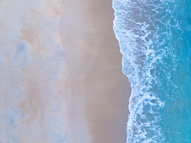 Widok z lotu ptaka na powierzchnię morzaZdjęcie z lotu ptaka fal i tekstury powierzchni wodyTurkusowy piasek morski w tle Piękna przyroda Niesamowity widok w tle morza