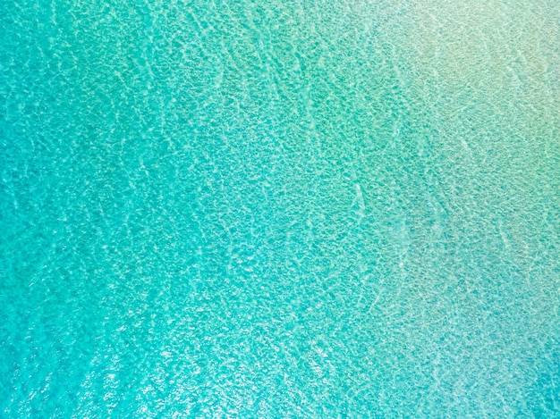 Widok z lotu ptaka na powierzchnię morzaZdjęcie z lotu ptaka przedstawiające fale i teksturę powierzchni wodyTurkusowe tło morza Piękna przyroda Niesamowity widok na morze w tle