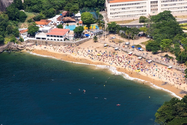 Widok z lotu ptaka na Praia Vermelha w sąsiedztwie Urca w Rio de Janeiro Brazylia Wzgórza Pao de Acucar i Urca Słoneczny dzień z chmurami o świcie